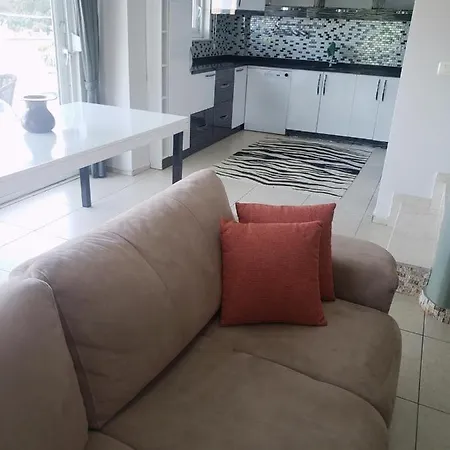 Amira T Villa